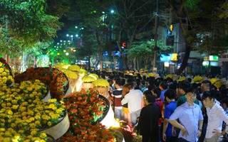 Nhích từng bước chân giữa biển người tham quan đường hoa Sài Gòn